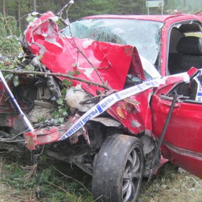 auto hajalla tien poskessa
