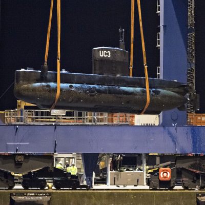 Ubåten UC3 Nautilus lyfts upp med en kran den 12 augusti i Köpenhamn. 