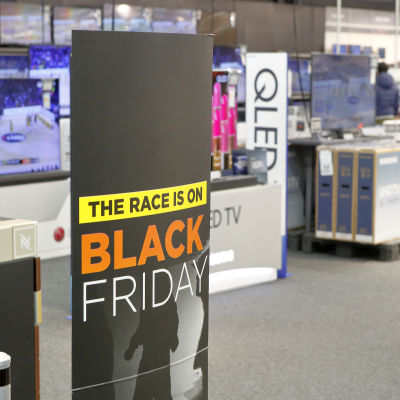 En skylt där det står "The race is on, Black Friday" i en elektronikbutik