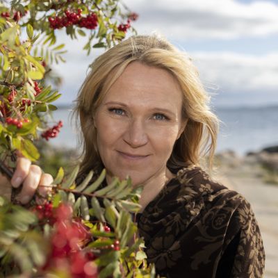 Kirjailija Johanna Venho meren rannalla.