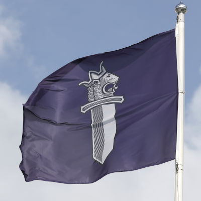 En flagga med polisens logo på.