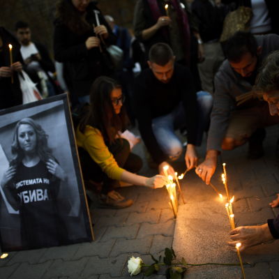 Protestanter tänder ljus vid en minnesstund för den mördade journalisten Viktoria Marinova, Sofia, Bulgarien 8 oktober 2018