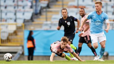 HJK:s Lucas Lingman slänger sig på gräset för att nå en boll i CL-kvalet mot Malmö FF.