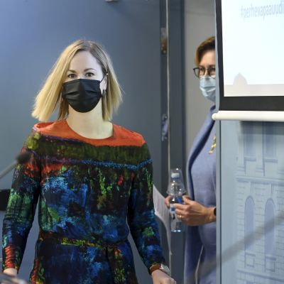 Hanna Sarkkinen och Tuula Haatainen vandrar ut på ministeriets presskonferens om familjeledighetsreformen.