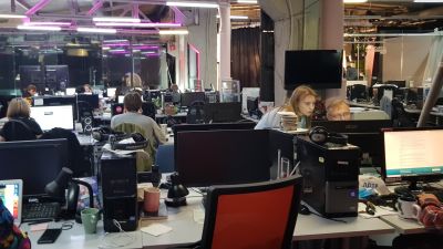Ett redaktionslandskap med datorer och arbetande journalister på ryska Dozjd.