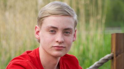 Elias Vasama i förgrund med växtlighet i bakgrunden.