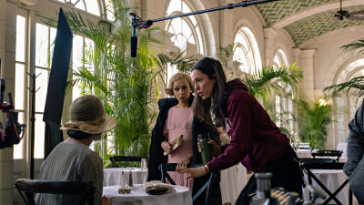 På bilden ses skådespelarna Tessa Thompson och Ruth Negga få instruktioner av regissören Rebecca Hall. De befinner sig i ljus pampig lokal.