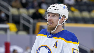Rasmus Ristolainen på isen med Buffalo.