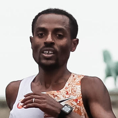 Kenenisa Bekele springer i målbandet.