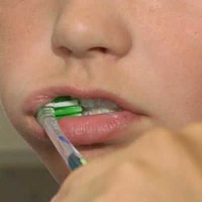 WHO rekommenderar tandborstning två gånger om dagen