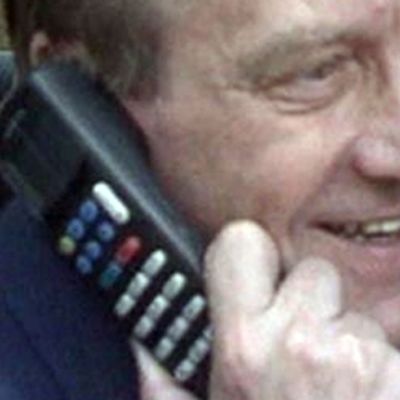 Pääministeri Harri Holkeri soittaa maailman ensimmäistä GSM-puhelua Kaarina Suoniolle 1. 7.1991