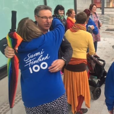 Ihmisiä halaamassa toisiaan Kouvolan kävelykadulla Positiiviset ihmiset Kouvolassa -ryhmän tapahtumassa