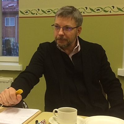 kapellimestari Olari Elts istuu Kotkan konsertttalon kokoushuoneen kahvipöydässä