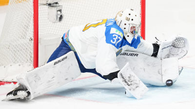 Nikita Bojarkin räddar en puck.