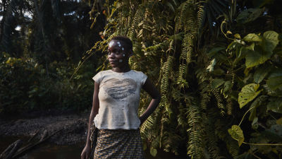 Kvinna som hör till Mbutifolket poserar i regnskogen Ituri.