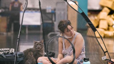 En kvinna med sin katt i ett nedkylningscenter i Portland, Oregon.