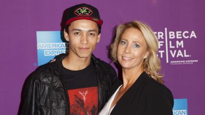 Nyjah Huston poserar med mamma Kelle på en filmpremiär.