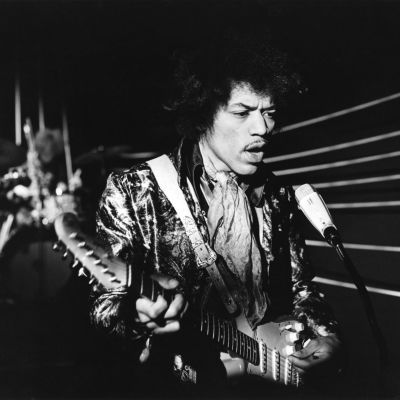 Yhdysvaltalainen rock-muusikko Jimi Hendrix soittaa sähkökitaraa Yleisradion "Pop-kontrasteja" -televisio-ohjelman nauhoituksissa 22.5.1967.