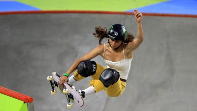 Lizzie Armanto hoppar med sin skejtboard.
