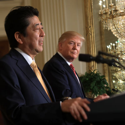 Japans premiärminister Shinzo Abe var på besök hos Donald Trump i USA då de nåddes av beskedet om Nordkoreas första missiltest sedan Trump tillträdde presidentposten
