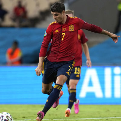 Alvaro Morata tar skott.