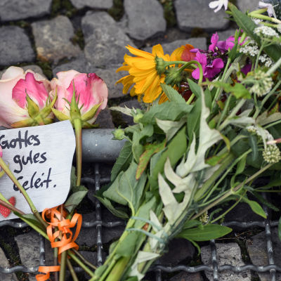 Blommor till minnet av de dödade i Nice vid Frankrikes ambassad i Berlin..