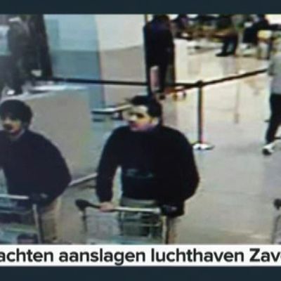 Turvakameran kuvaa terriristiepäillyistä Brysselin lentokentällä.