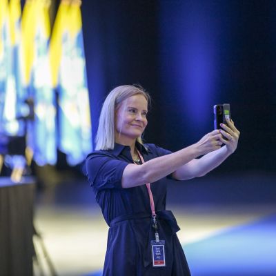 Puheenjohtajaehdokas Riikka Purra ottaa selfien perussuomalaisten puoluekokouksessa Seinäjoella 14. elokuuta 2021