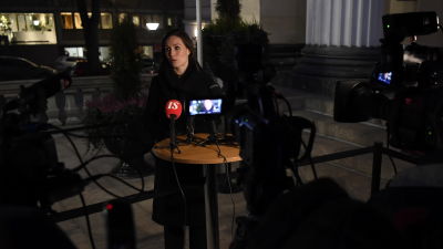 Sanna Marin intervjuas av journalister utanför Ständerhuset i Helsingfors.
