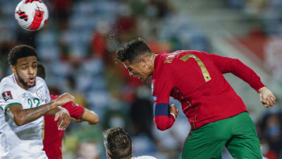 Cristiano Ronaldo nickar in ett VM-kvalmål mot Irland.
