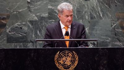 President Sauli Niinistö står i talarstolen i FN:s generalförsamling i New York.