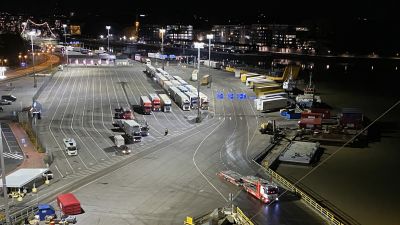 Långtradare som väntar på att få köra ombord på Sverigefärja.