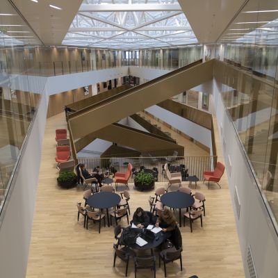 Aalto-yliopiston kauppakorkeakoulun avointa aulatilaa opiskeluavarten.