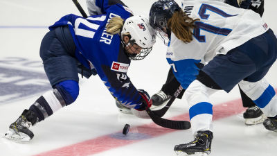 USA:S Brianna Decker och Finlands Susanna Tapani i tekning