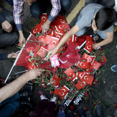 Turkkilaiset ovat asettaneet kukkia ja Turkin lippuja Istanbulin terrori-iskun tapahtumapaikalle. Iskussa kuoli 11 ja haavoittui 36 ihmistä.