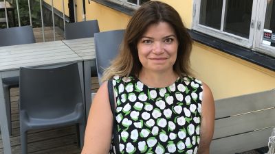 Laura Rissanen sitter vid ett bord.