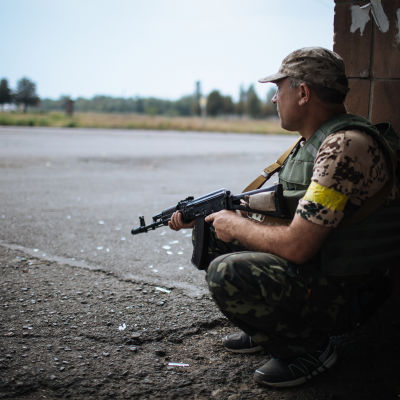 Ukrainsk soldat i Maryinka town i närheten av Donetsk.