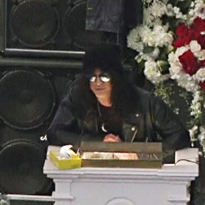 Muusikko Slash puhumassa Lemmy Kilmisterin muistotilaisuudessa.
