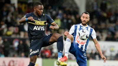 Bright Osayi-Samuel (Fenerbache) och Jair (HJK) kämpar om bollen.