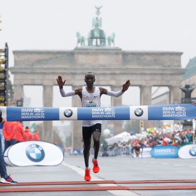 Eliud Kipchoge löper i mål på Berlin Maraton