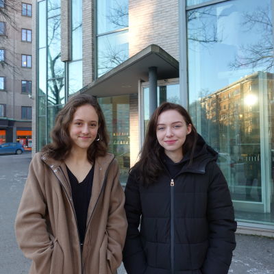 Adele Westerlund (till vänster) och Olivia Linder utanför Tölö gymnasium i Helsingfors.