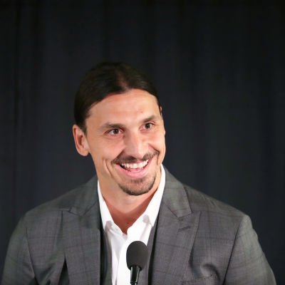 Zlatan Ibrahimovic skrattar bakom en mikrofon.