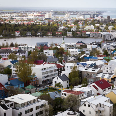 Reykjavik kattojen yltä kuvattuna.