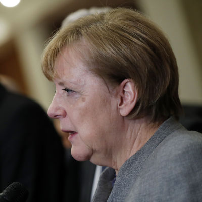 Angela Merkel håller presskonferens efter att regeringsförhandlingarna strandat. I bakgrunden CSU-ordföranden Horst Seehofer