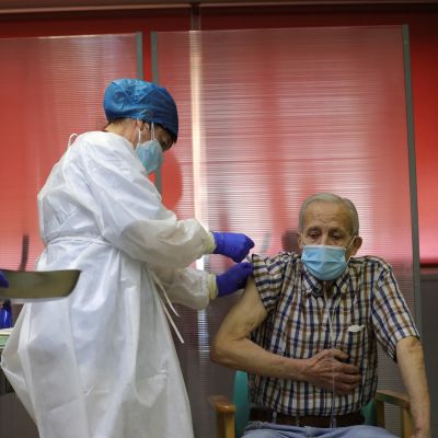 72-åriga Nicanor var först med att få coronavaccin i Spanien i Madrid.