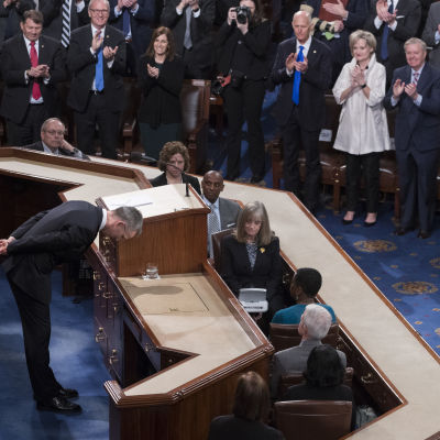 Jens Stoltenberg får stående ovationer och bugar sig djupt inför USA-kongressen.