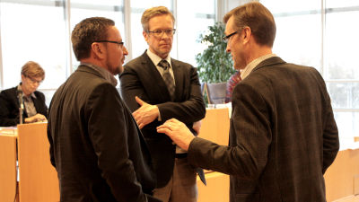 Pargas stadsdirketör Patrik Nygrén i diskussion med Ted Bergman och Mikael Holmberg