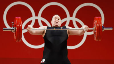 Laurel Hubbard lyfter tungt i Tokyo.
