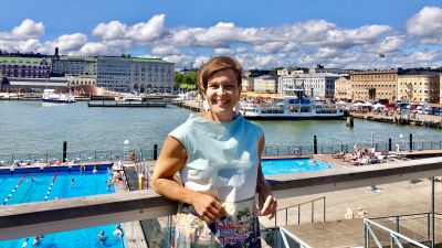 Johanna Tonttila med solig Helsingfors-hamnbassäng i bakgrunden.