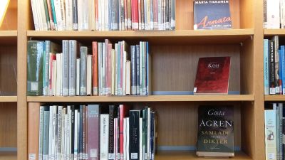 Hyllor med bl.a. finlandssvensk lyrik på Åbo stadsbibliotek.
